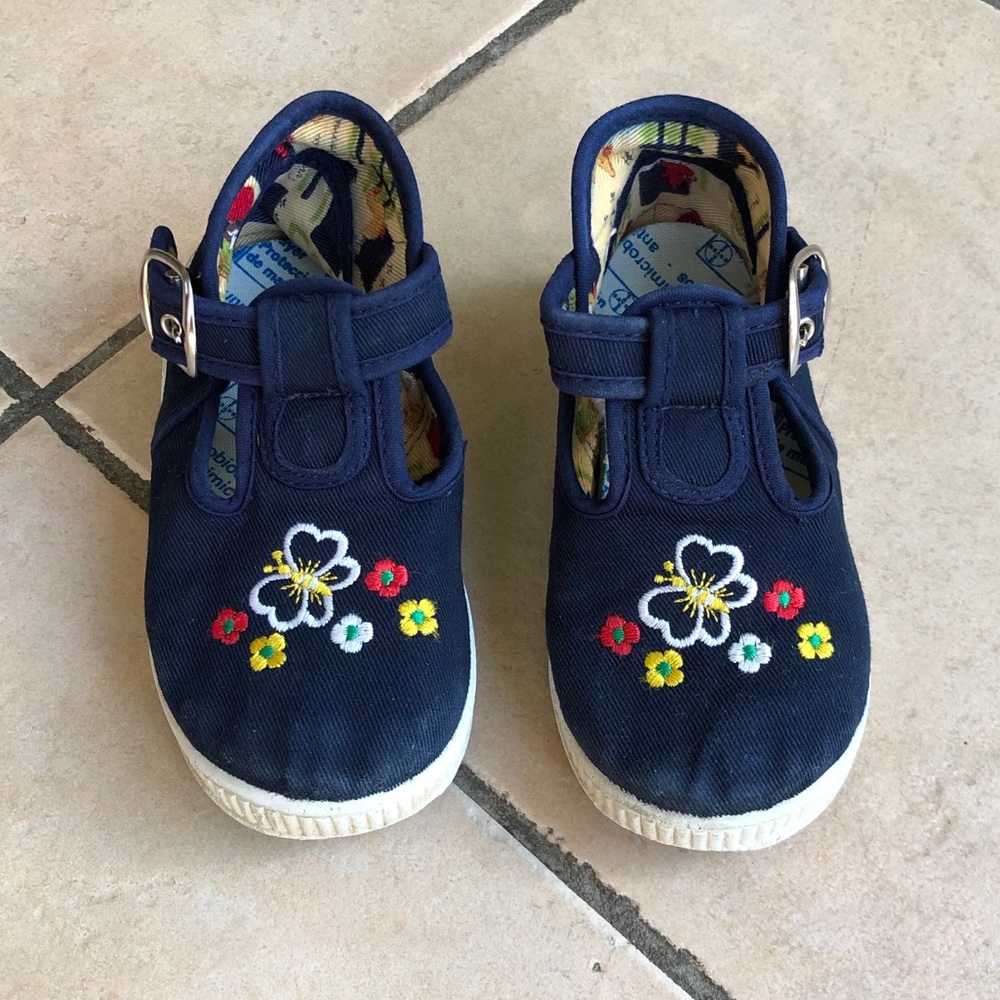 Like-new European made canvas shoes w/ embroidery